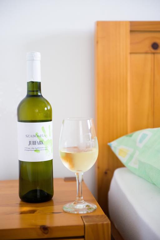 Juhfark Fogado Es Borhaz Bed & Breakfast Balatoncsicso Eksteriør bilde