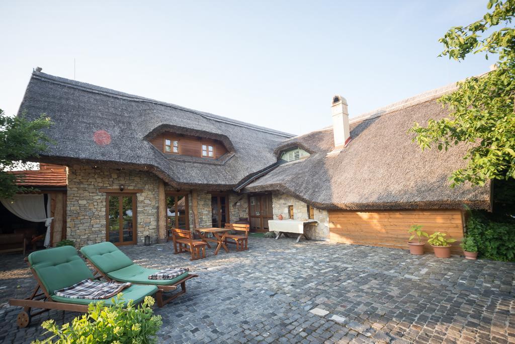 Juhfark Fogado Es Borhaz Bed & Breakfast Balatoncsicso Eksteriør bilde