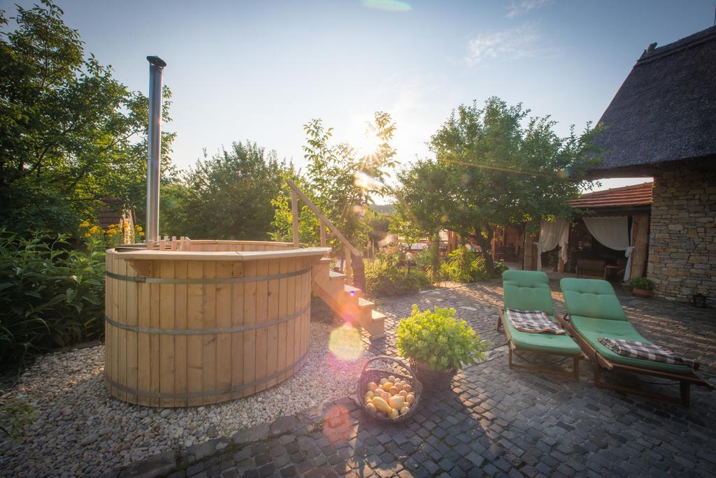 Juhfark Fogado Es Borhaz Bed & Breakfast Balatoncsicso Eksteriør bilde